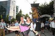 Marienhof Star Julia Dahmen wurde auf Händen in die Nacht der Tracht 2008 getragen (Foto. Ingrid Grossmann)